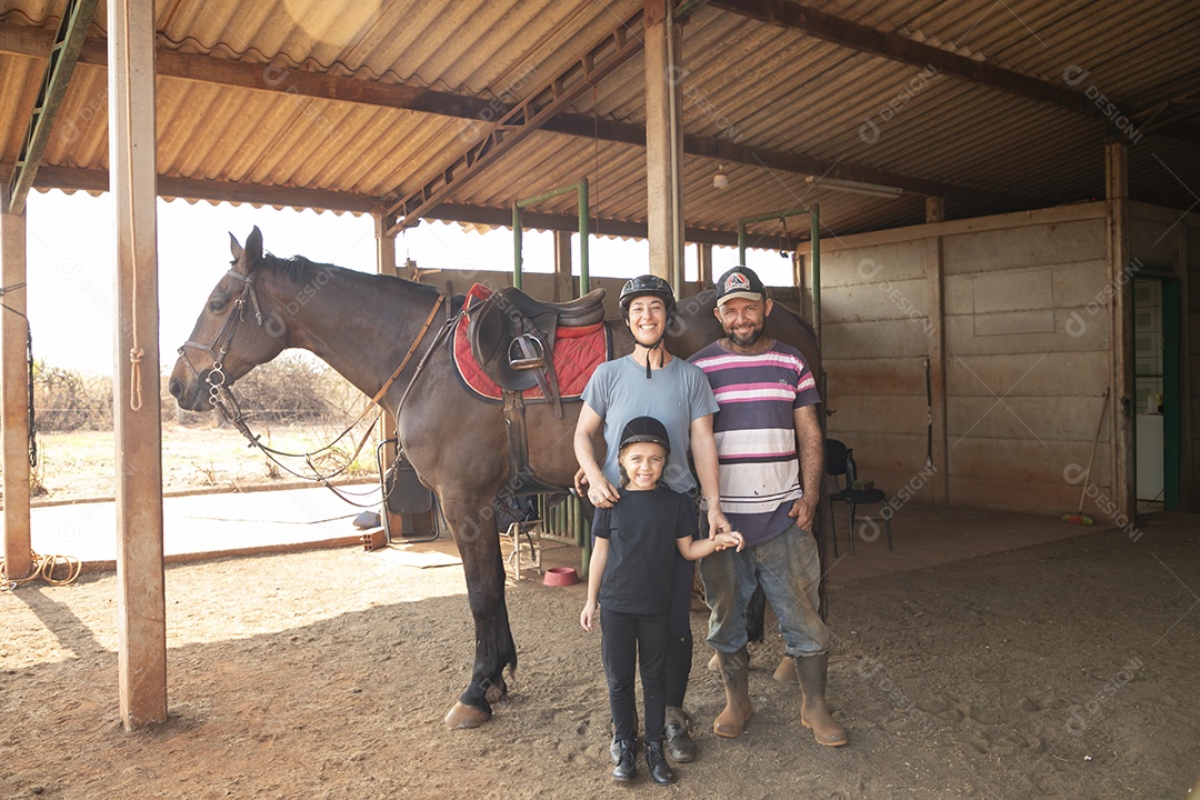 Um grupo de pessoas que praticam o esporte de hipismo
