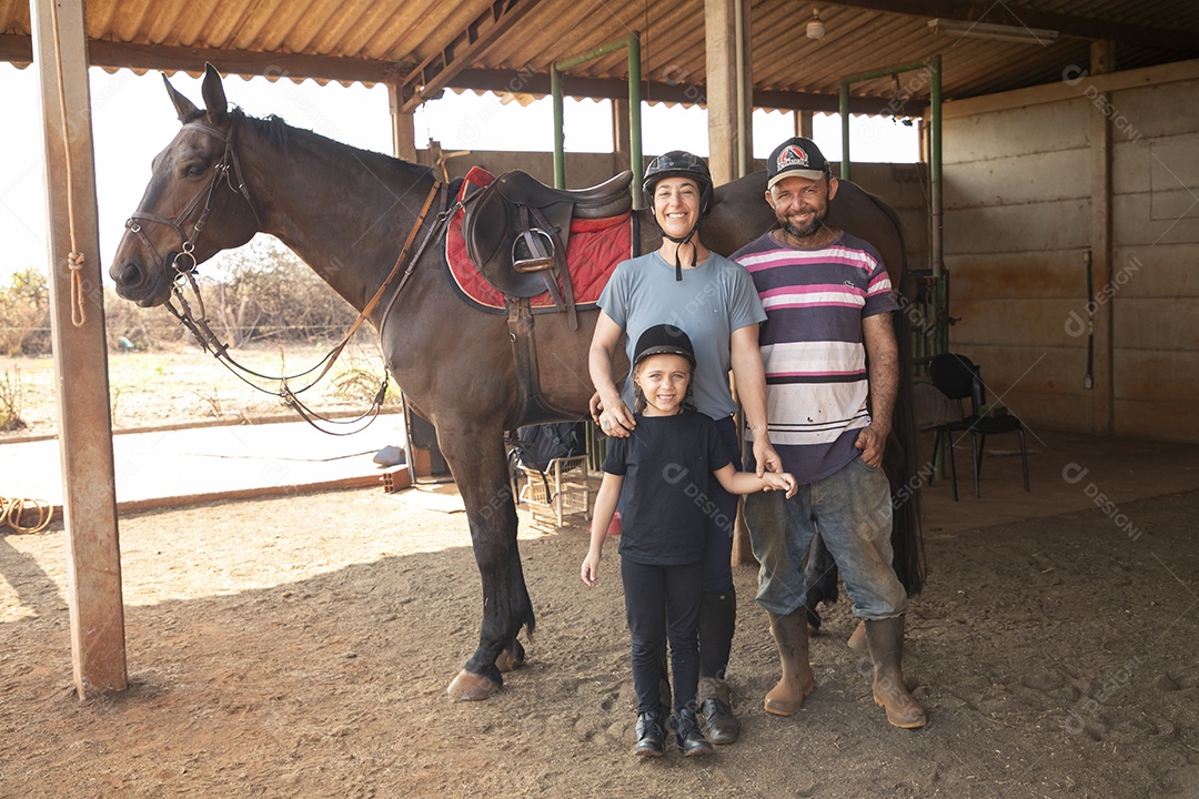 Um grupo de pessoas que praticam o esporte de hipismo