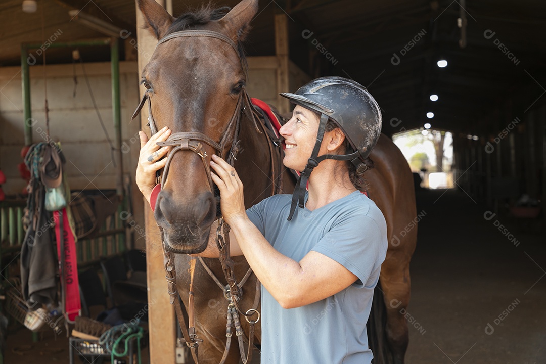 Mulher dando carinho a um cavalo lindo