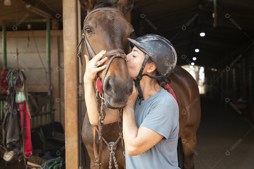 Mulher com muito afeto por um cavalo companheiro de competição