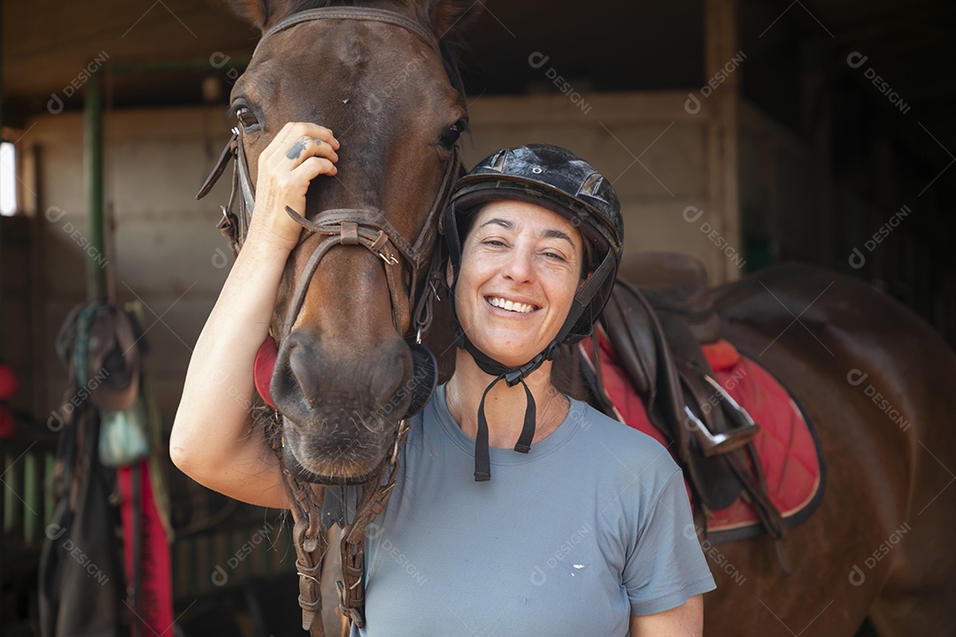 Linda mulher a frente de um cavalo