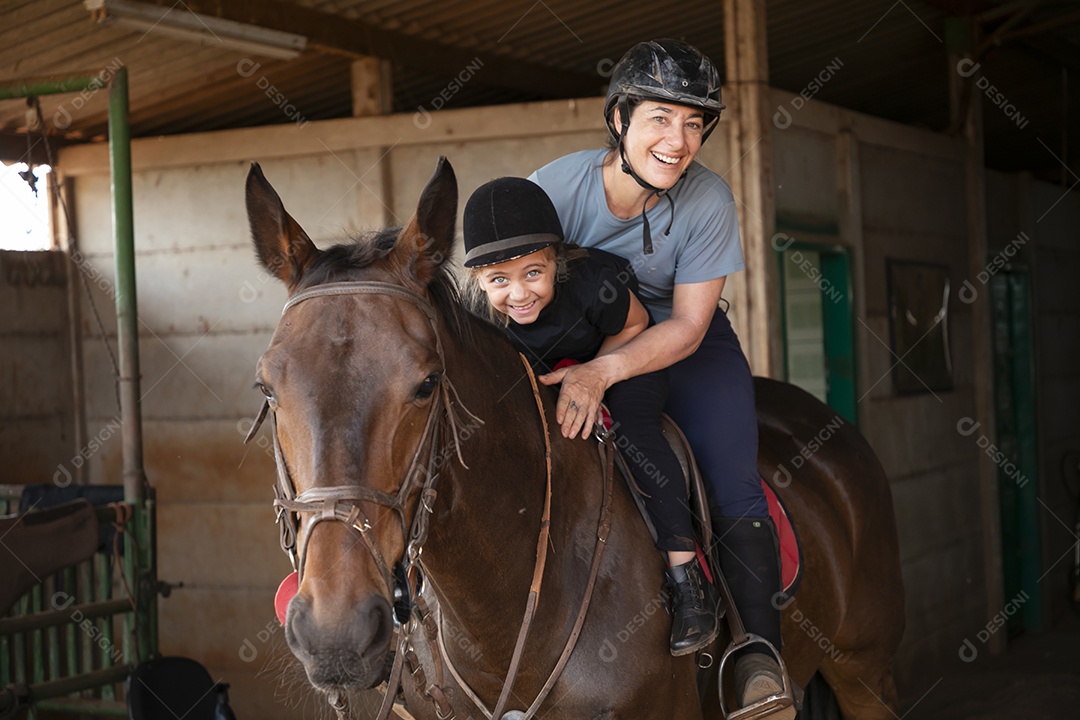 Treinadora com sua aluna felizes prontas para aula de hipismo