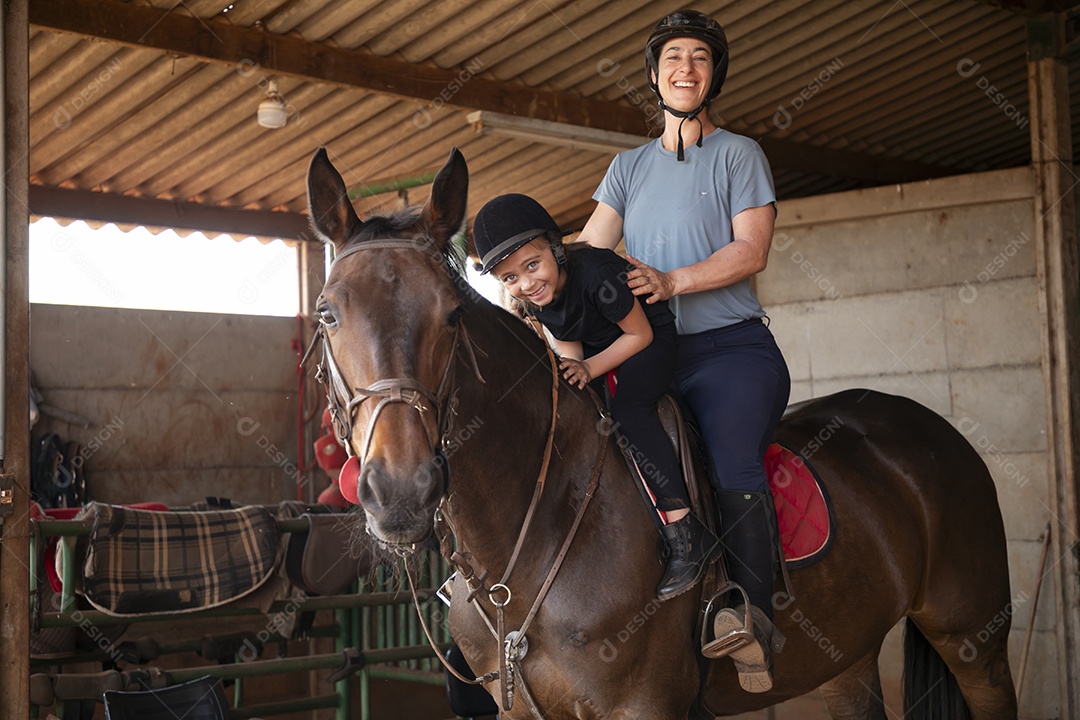 Treinadora com sua aluna felizes prontas para aula de hipismo