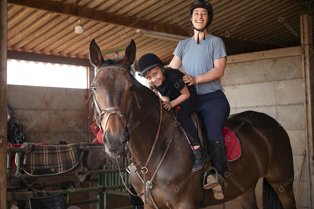 Treinadora com sua aluna felizes prontas para aula de hipismo