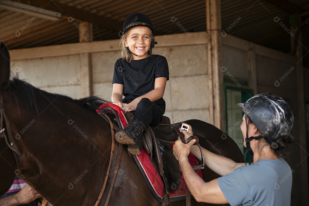 Linda garotinha feliz com aulas de hipismo