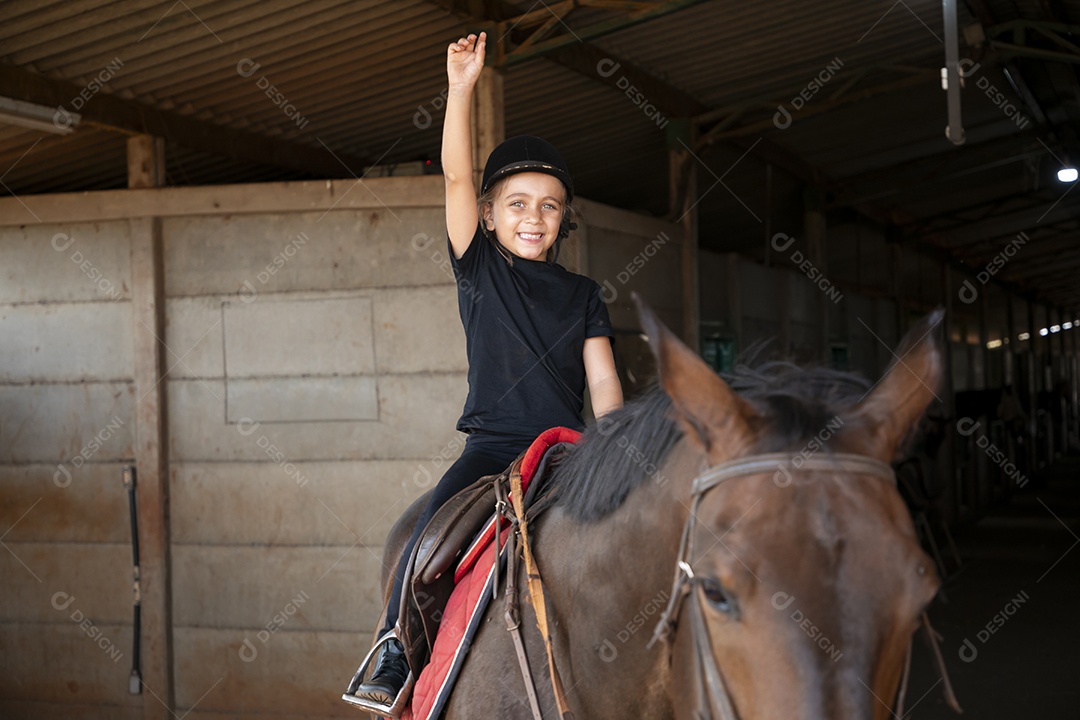 Linda menina montada para aula de hipismo
