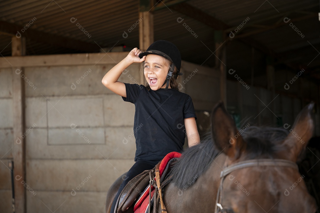 Linda menina montada para aula de hipismo