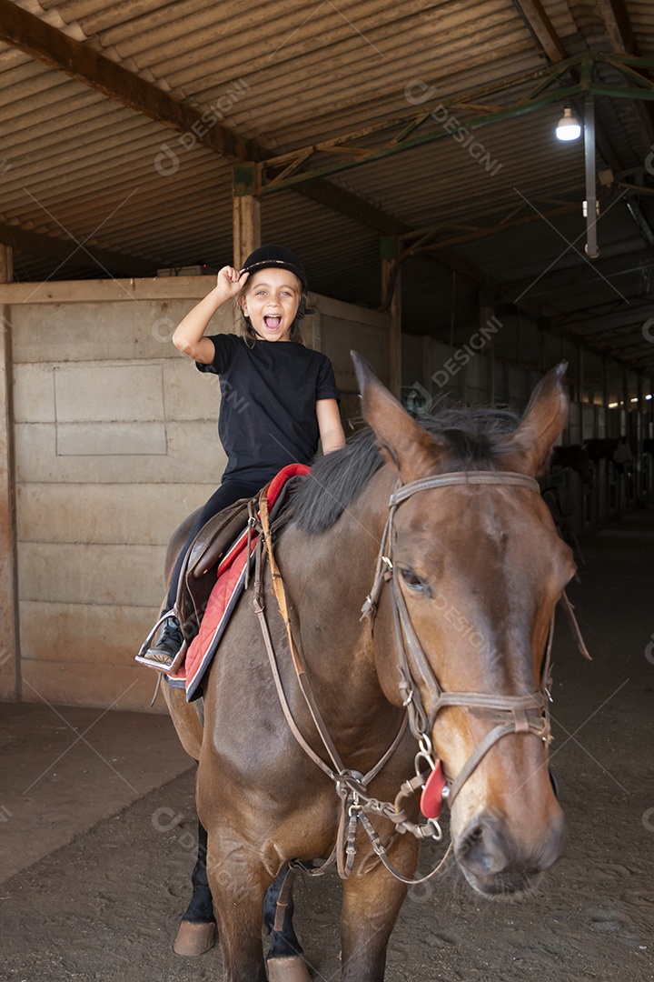 Linda menina montada para aula de hipismo