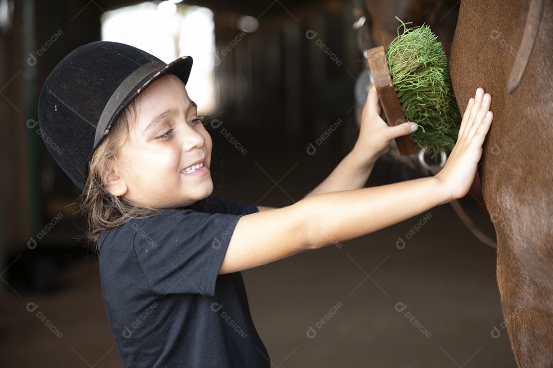 Linda menina escovando seu cavalo de treino