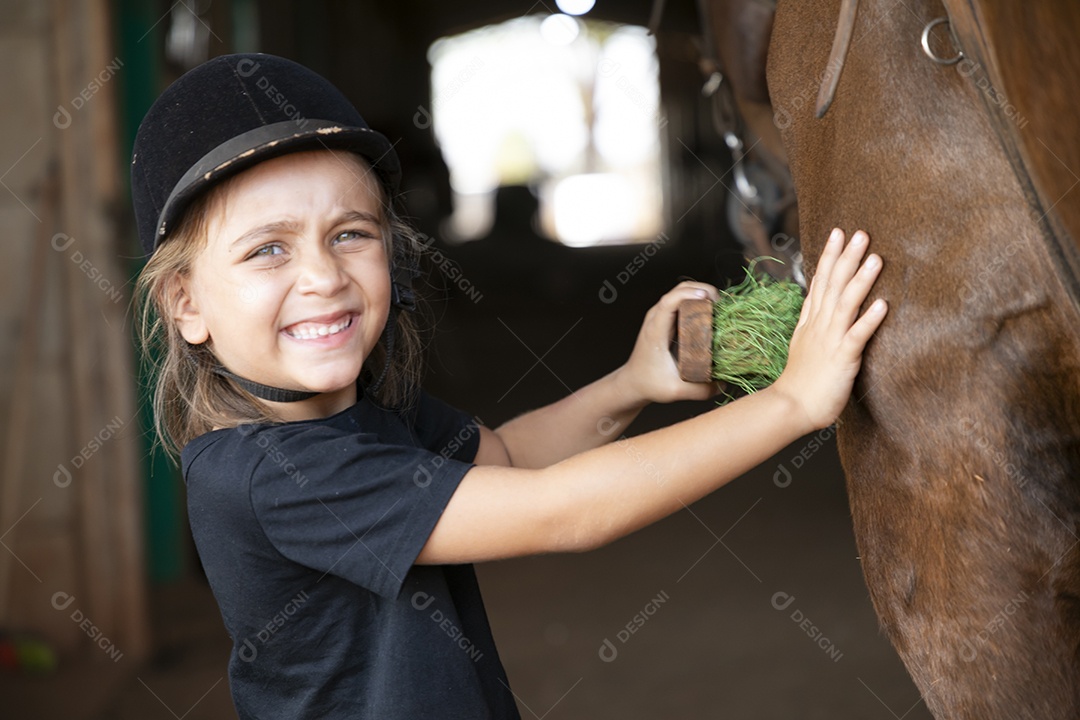 Garotinha escovando seu cavalo