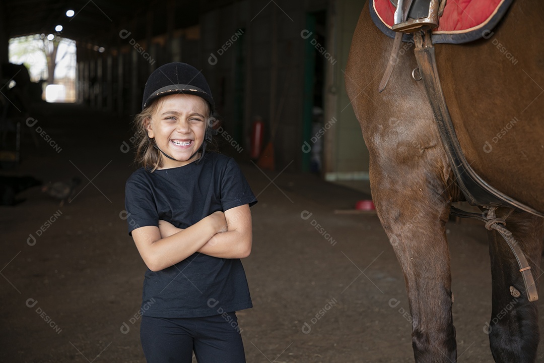 Garotinha feliz para aula de hipismo