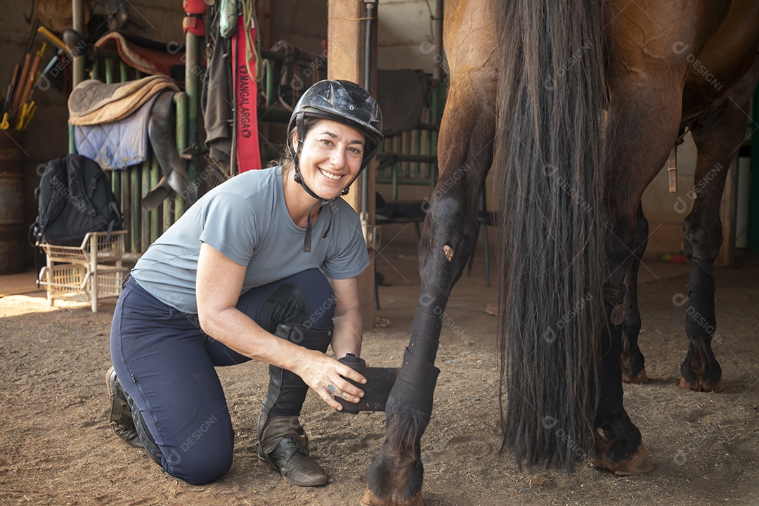 Mulher cuidando do seu animal colocando baixa na perna