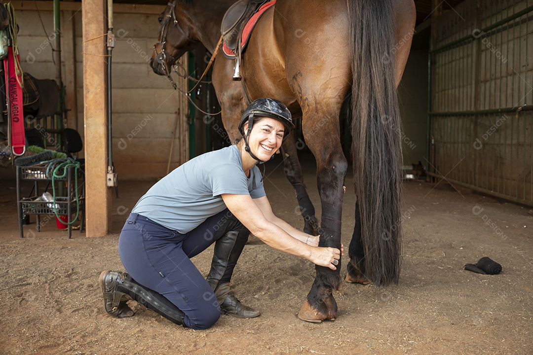 Mulher cuidando do seu animal colocando baixa na perna