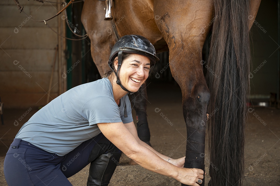 Mulher cuidando do seu animal colocando baixa na perna