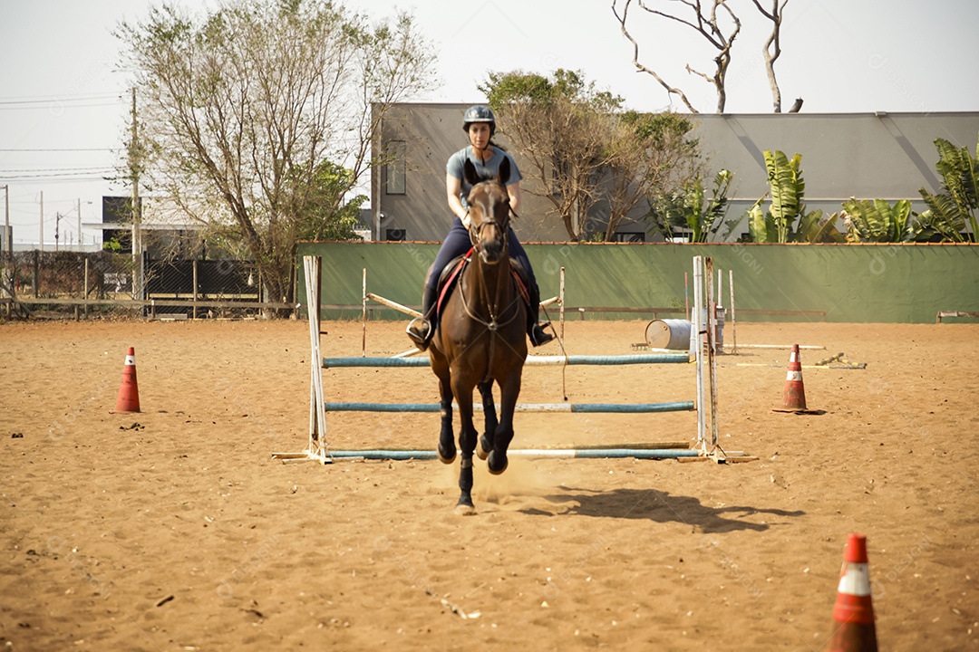 Mulher montada a cavalo na aula de hipismo