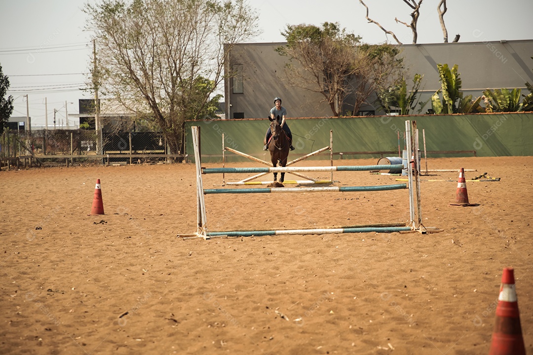 Mulher montada a cavalo na aula de hipismo