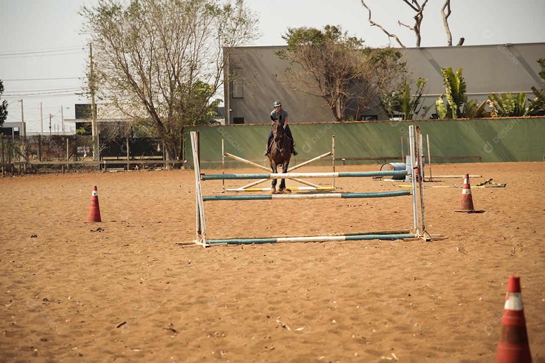 Mulher montada a cavalo na aula de hipismo
