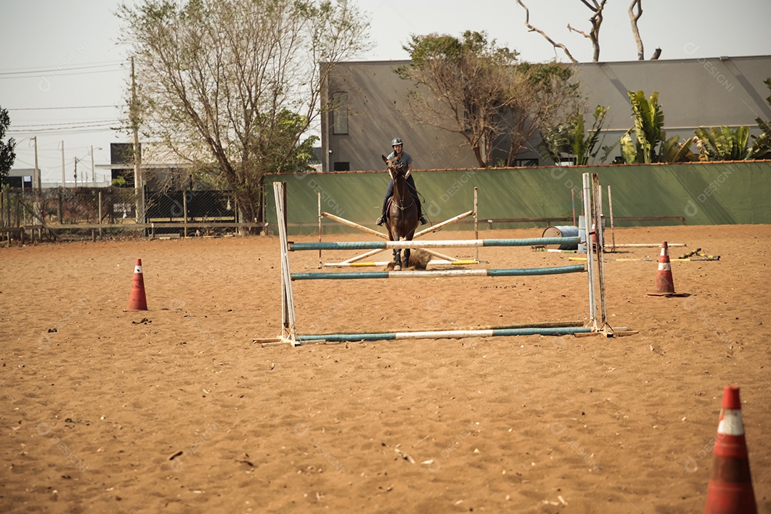 Mulher montada a cavalo na aula de hipismo