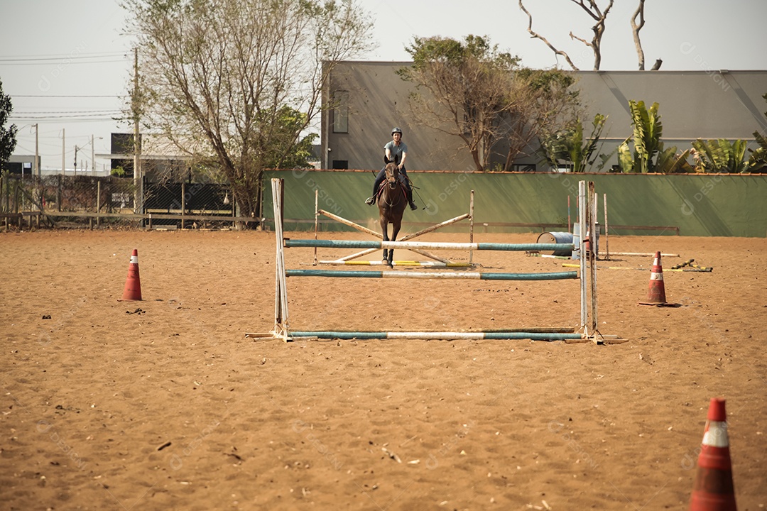 Mulher de cavalo em aula de hipismo