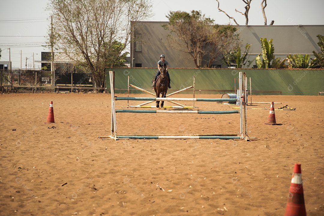 Mulher em um dia de treino de hipismo