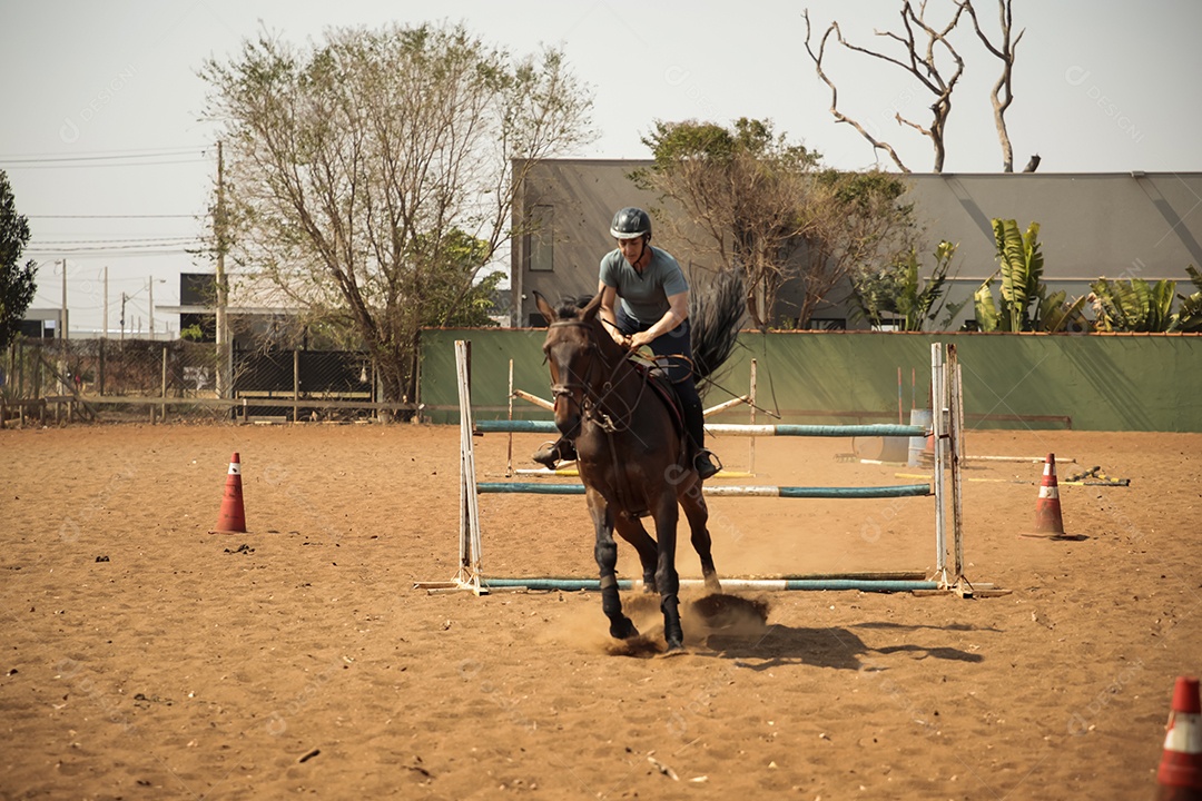 Mulher em treinamento de hipismo