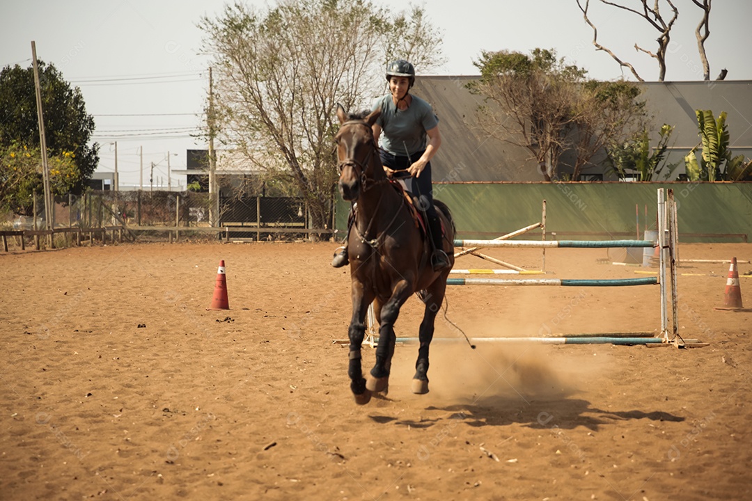 Amazona em um dia de treino de hipismo
