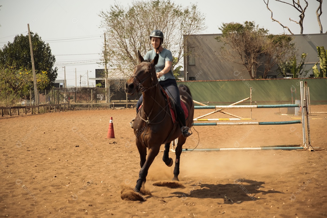 Amazona em um dia de treino de hipismo