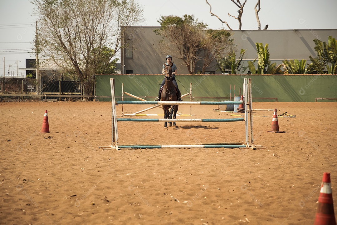 Mulher em um dia de treino de hipismo