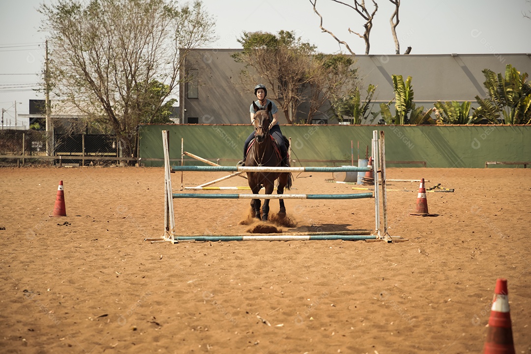 Mulher em treino de hipismo