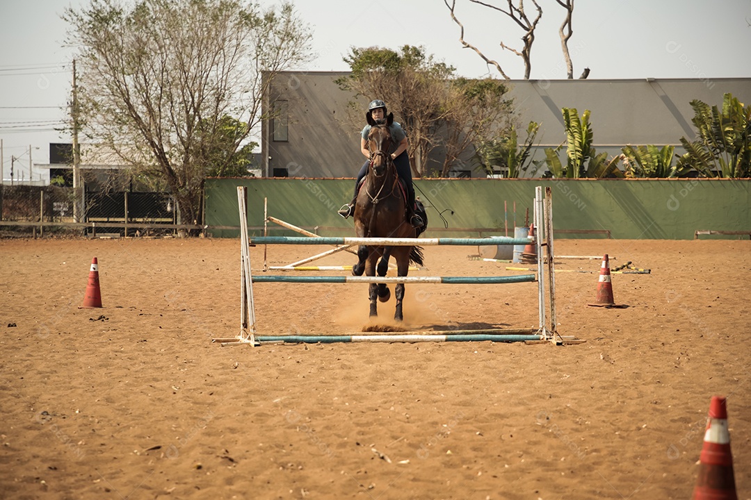 Mulher no treino de hipismo para competição