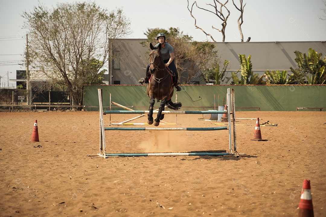 Mulher no treinamento de hipismo
