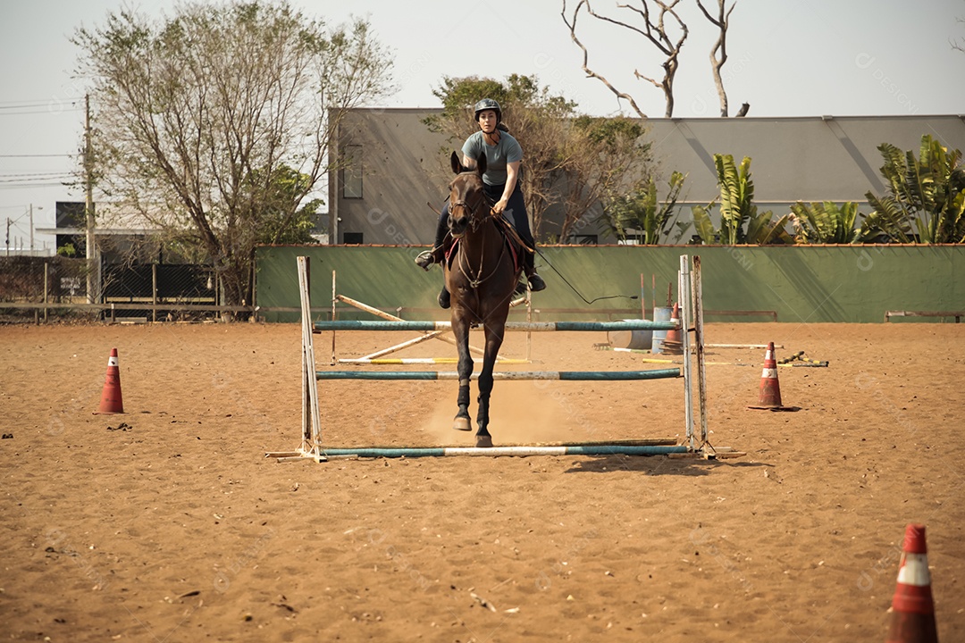 Mulher em treinamento de hipismo