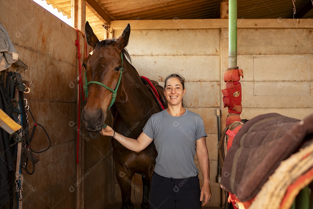 Mulher que cuida e treina dos cavalos