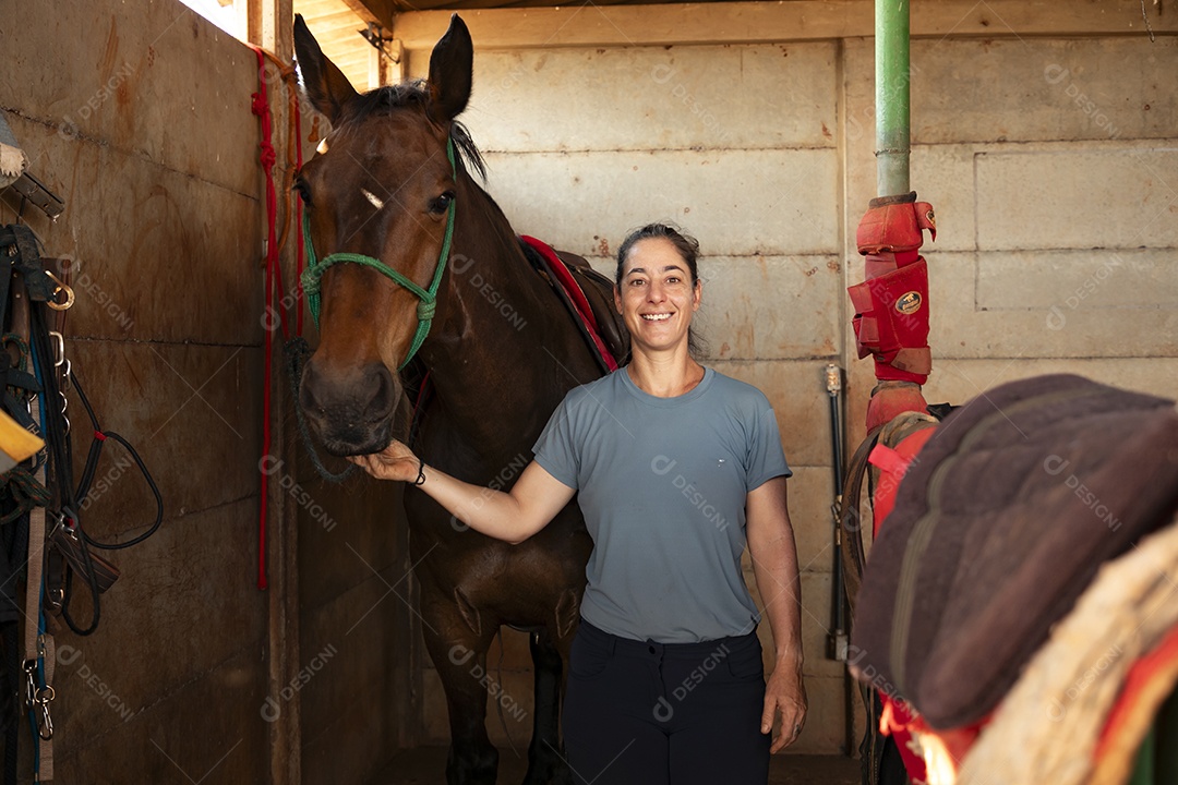 Mulher cuidadora de cavalos em uma aras