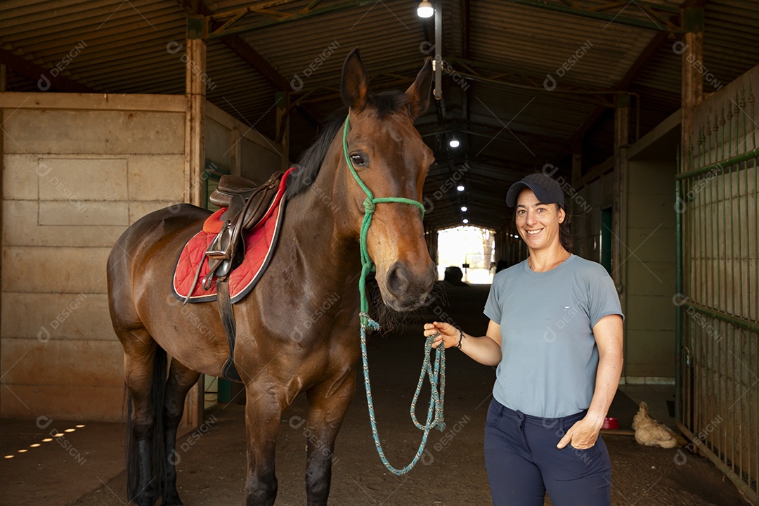 Mulher segurando rédeas de um cavalo