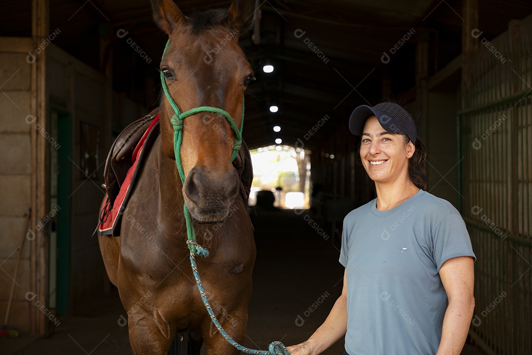 Mulher segurando cavalo no cabresto