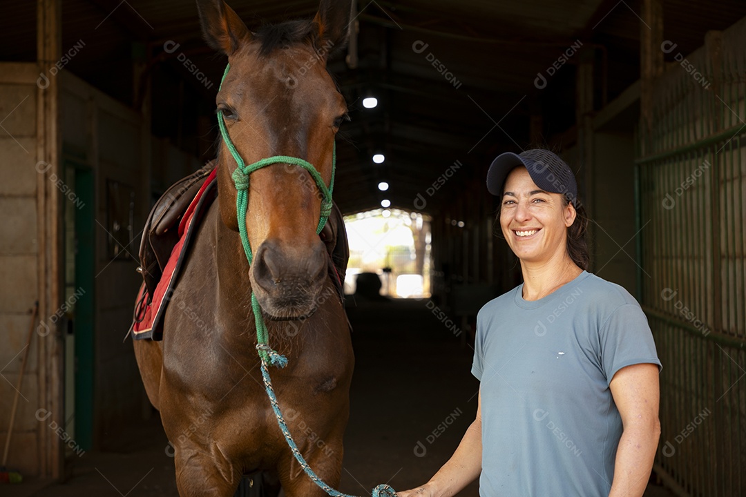 Mulher segurando rédeas de um cavalo