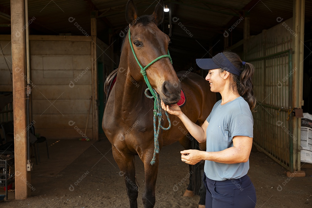 Mulher amazona com seu cavalo de treino