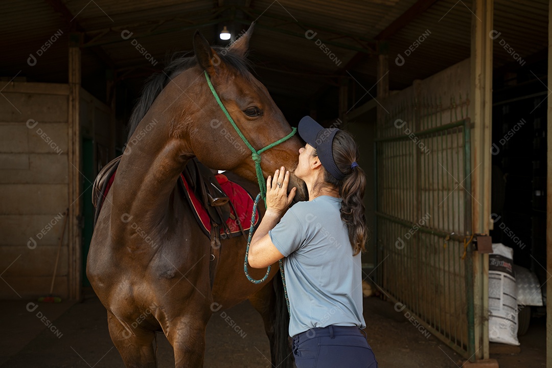 Mulher dando carinho a um cavalo lindo