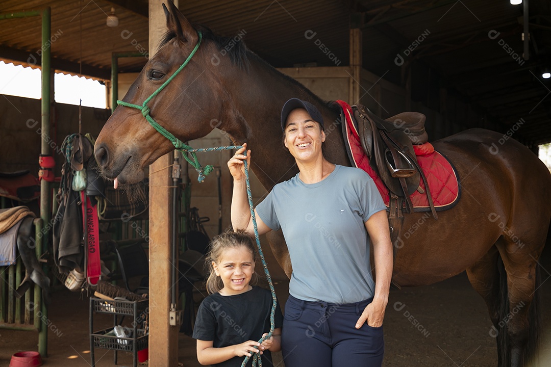 Cavalo treinadora e uma garotinha prontos para a aula de hipismo