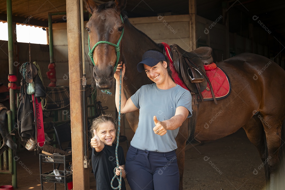 Cavalo grande e duas amazonas felizes com gesto de beleza