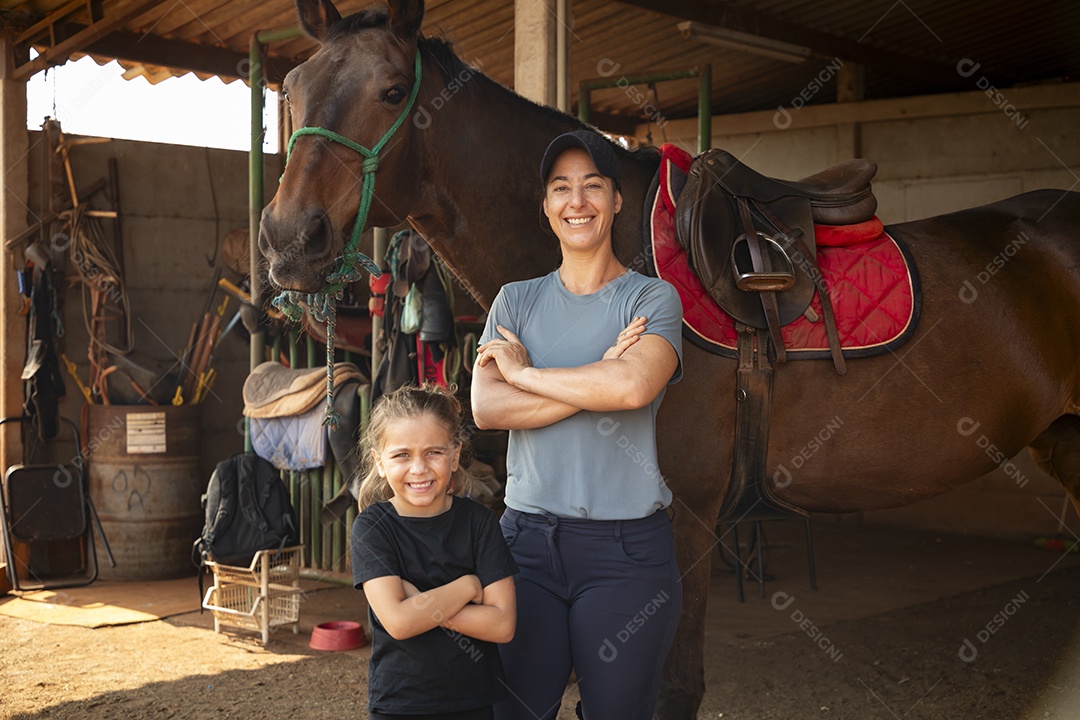 Treinadora e aluna duas amazonas e um cavalo