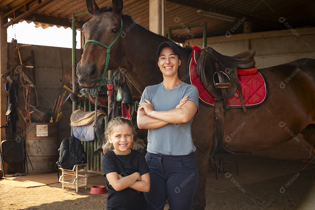 Treinadora e aluna duas amazonas e um cavalo