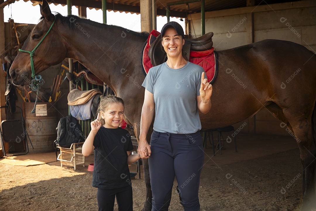 Duas garotas amazonas apontando para cima