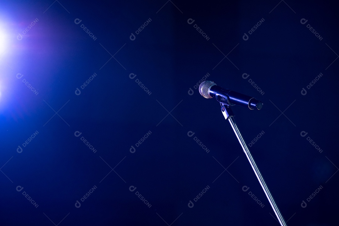 Microfone no suporte para discurso do orador na sala