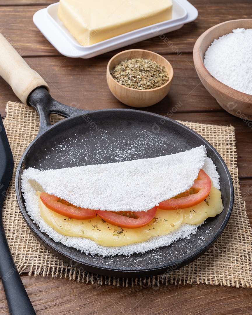 Frigideira com tapioca queijo e tomate