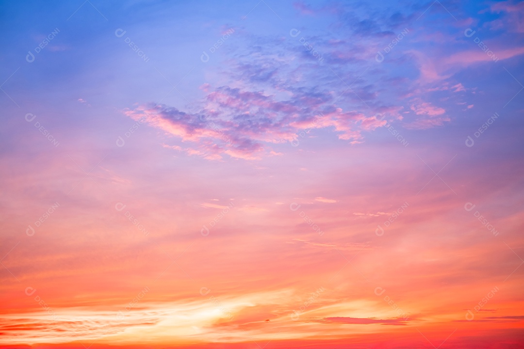 Céu colorido amarelo azul e roxo