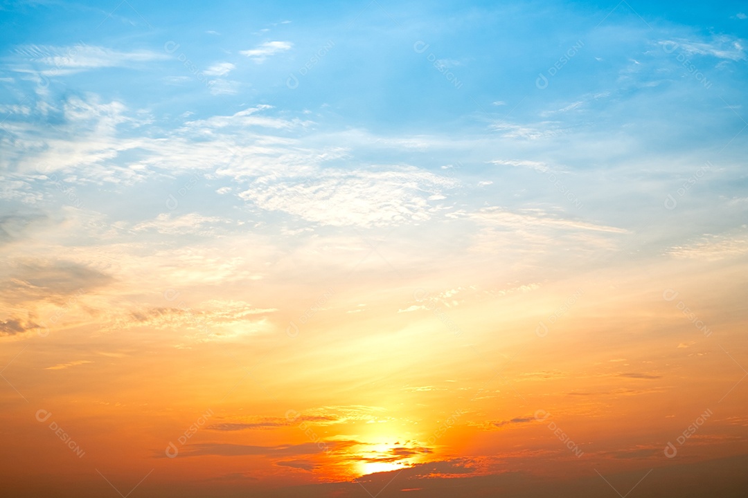 Lindo céu laranja ao pôr do sol