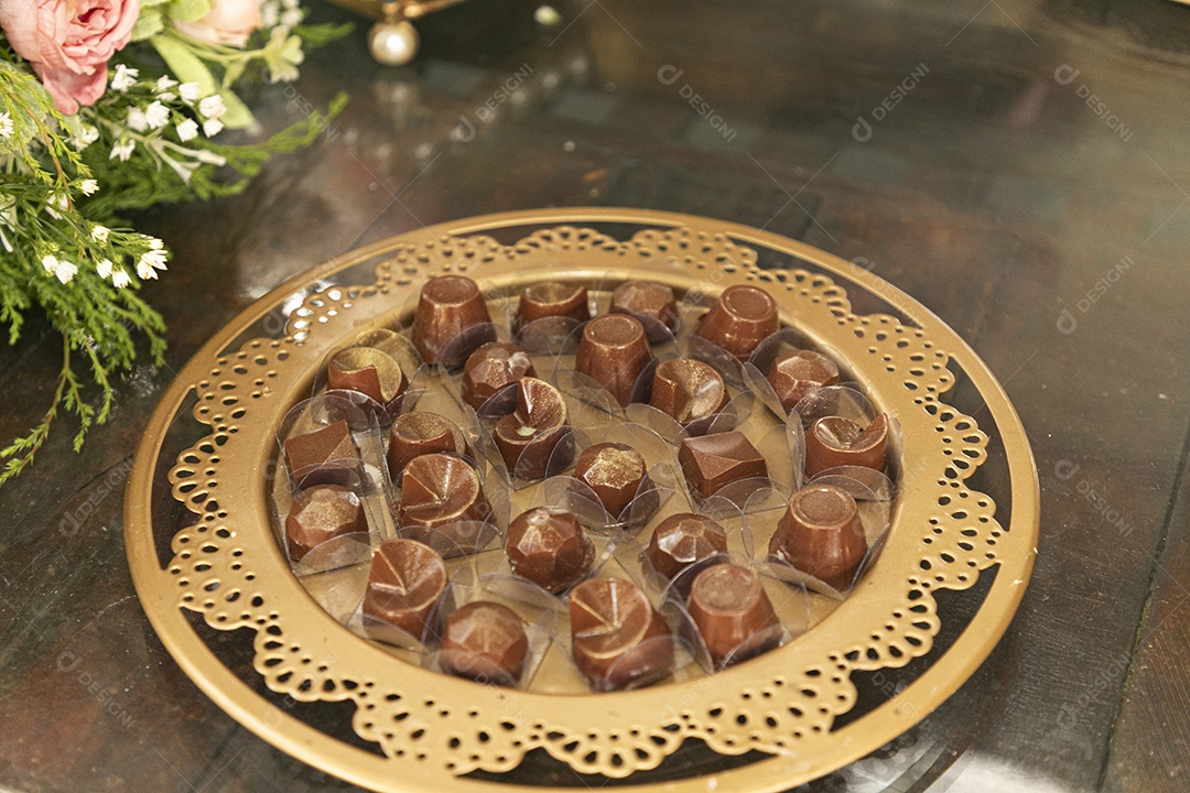 Travessa delicada com docinhos para servir em festa de casamento