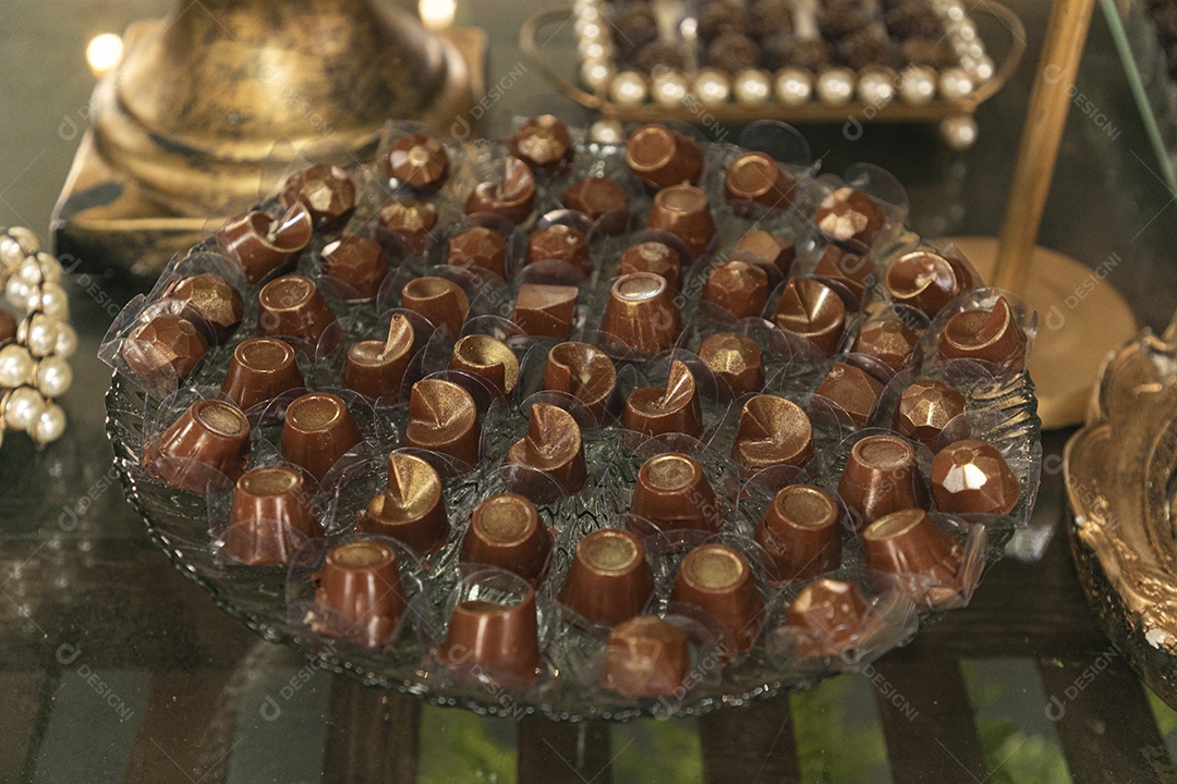 Travessa de vidro cheia de docinhos para festa de casamento